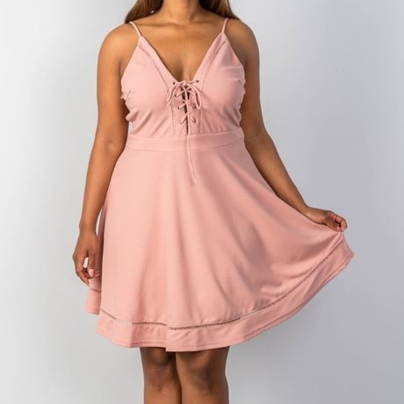 Stunning lace tie up PLUS size dress - Picture 2 of 7